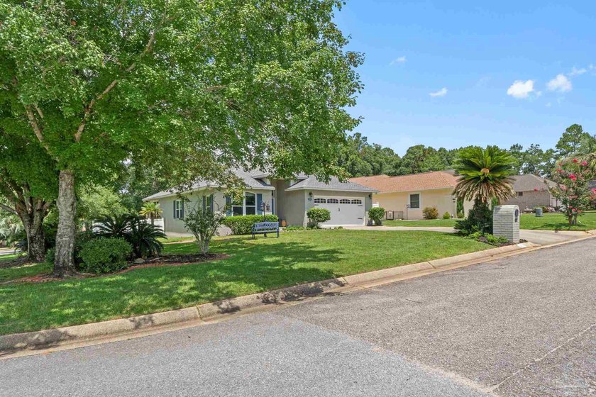 Welcome to this beautifully maintained solid brick home - photo 2