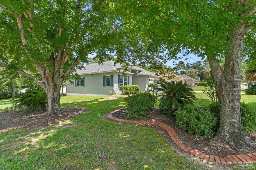 Welcome to this beautifully maintained solid brick home - photo 3