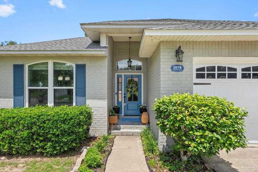 Welcome to this beautifully maintained solid brick home - photo 5