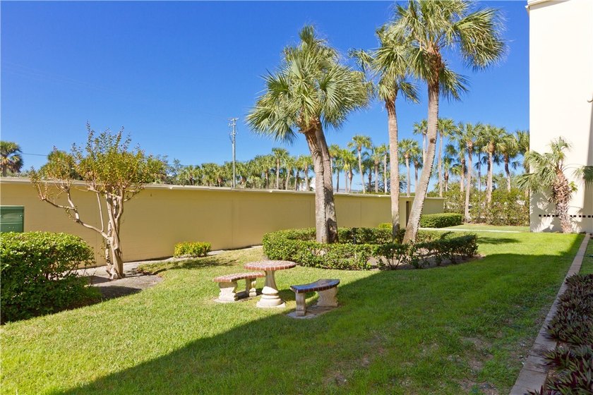Discover the perfect blend of space and serenity in this - photo 17