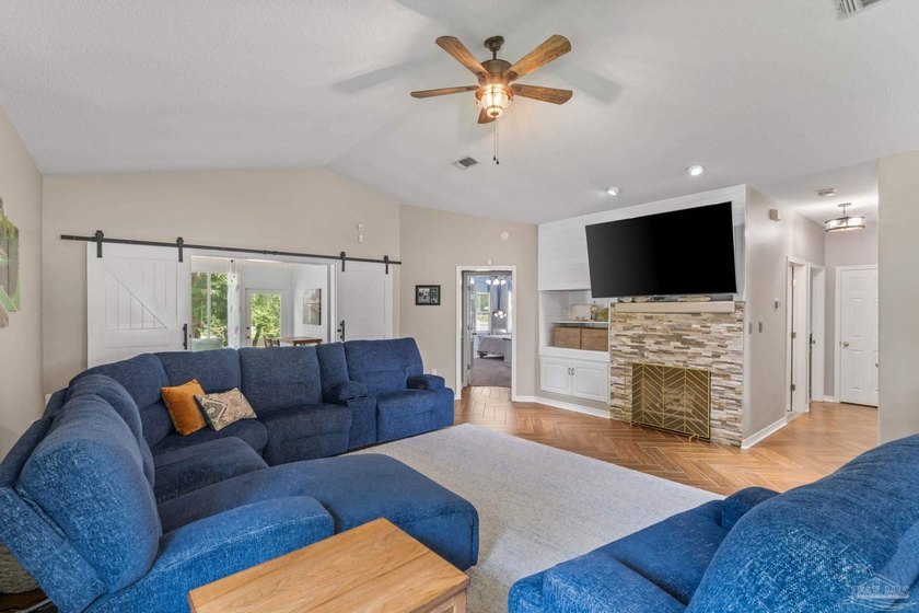 Welcome to this beautifully maintained solid brick home - photo 9