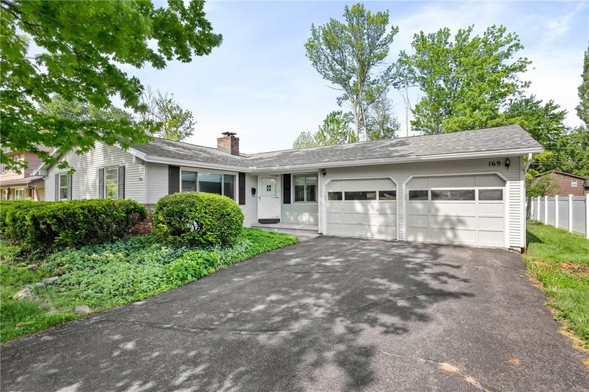 Welcome to this beautifully updated 1,444 sq.' Ranch featuring 3 - photo 3