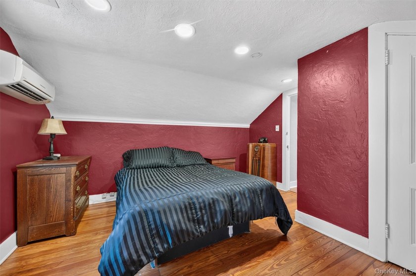 A rare waterfront gem! This beautifully reimagined 4-bedroom, 2 - photo 15