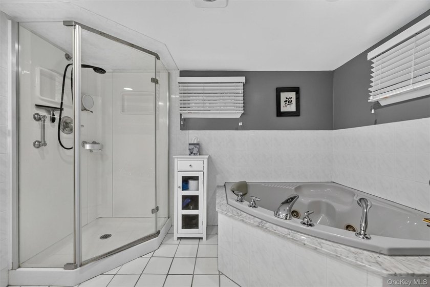 A rare waterfront gem! This beautifully reimagined 4-bedroom, 2 - photo 20