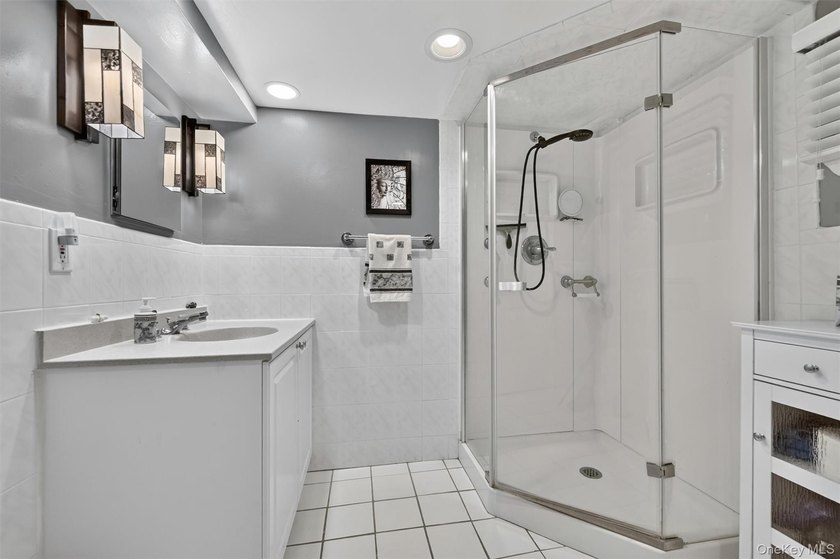 A rare waterfront gem! This beautifully reimagined 4-bedroom, 2 - photo 21
