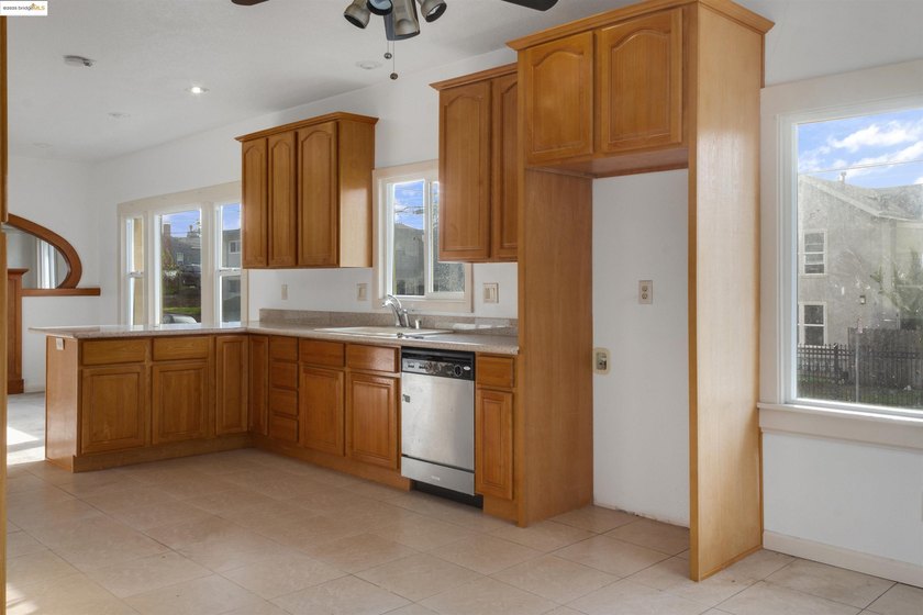 Welcome to this charming and roomy 1916 era single family home - photo 8