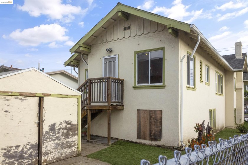 Welcome to this charming and roomy 1916 era single family home - photo 10