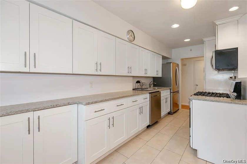 Discover Comfort And Convenience In This Spacious 2-Bedroom - photo 8