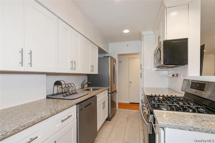 Discover Comfort And Convenience In This Spacious 2-Bedroom - photo 9