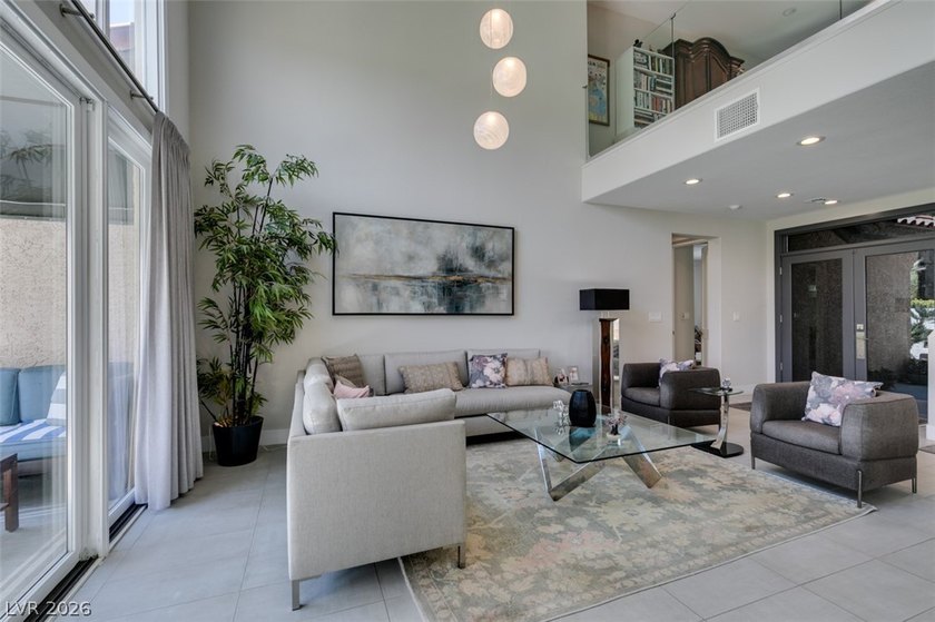 STUNNING RECENTLY RENOVATED CONTEMPORARY HOME ON AN OVERSIZED - photo 4