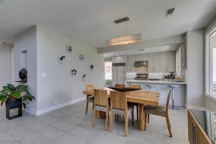 STUNNING RECENTLY RENOVATED CONTEMPORARY HOME ON AN OVERSIZED - photo 7