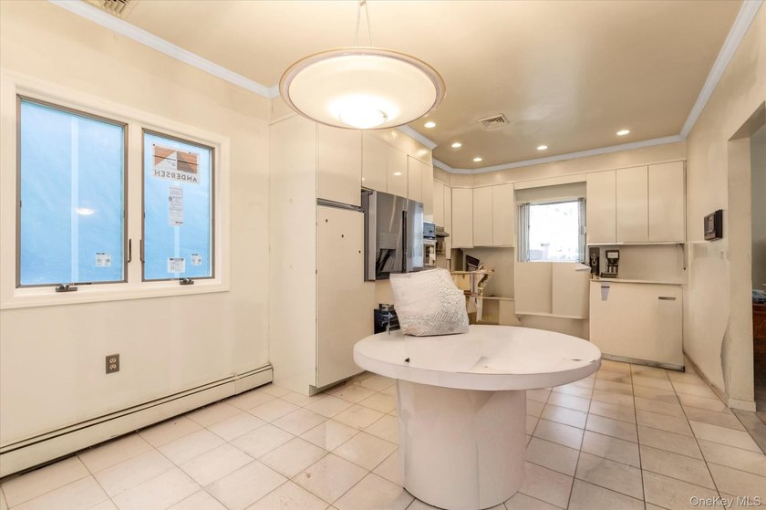 Welcome to this beautifully maintained Colonial-style home that - photo 5
