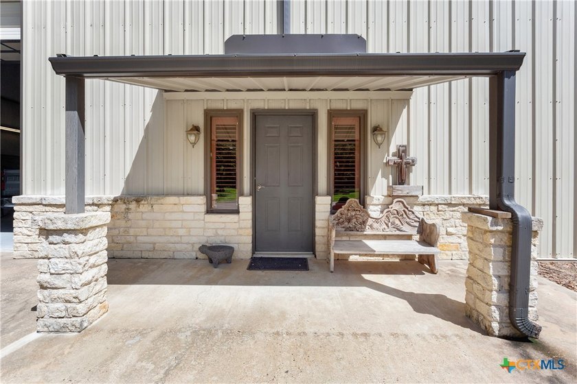 Nestled at the end of a tranquil, gated road near Inez, Texas - photo 33