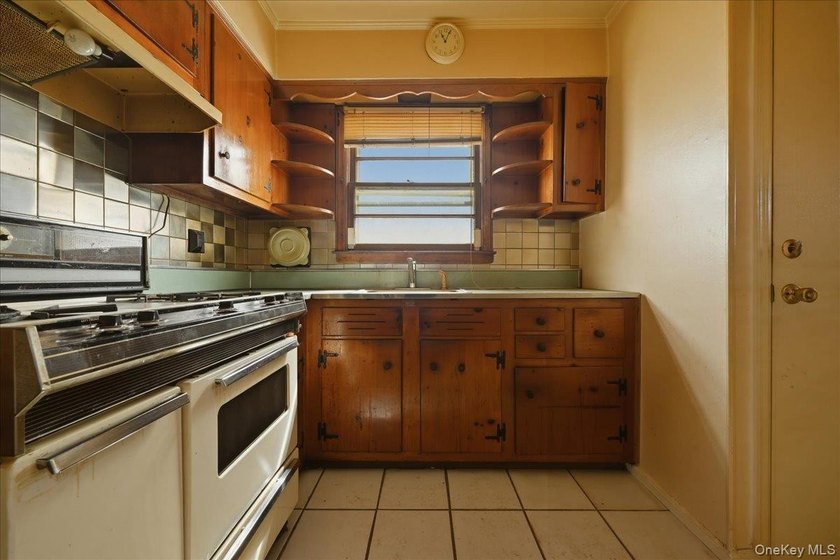 Cape Cod style detached home with 3/4 bedrooms and 1 full bath - photo 14