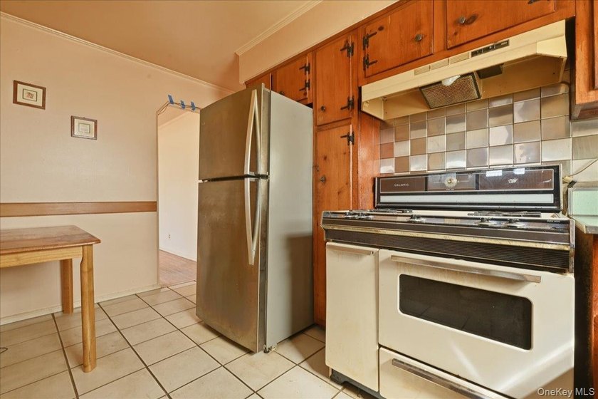 Cape Cod style detached home with 3/4 bedrooms and 1 full bath - photo 15
