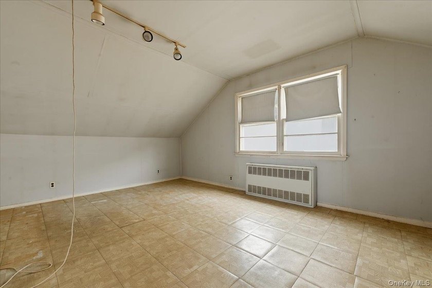 Cape Cod style detached home with 3/4 bedrooms and 1 full bath - photo 24