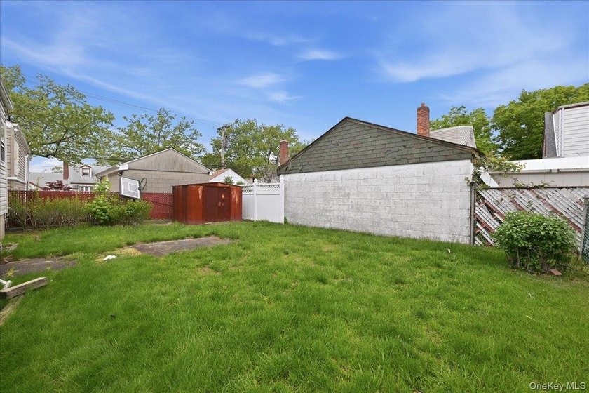 Cape Cod style detached home with 3/4 bedrooms and 1 full bath - photo 33
