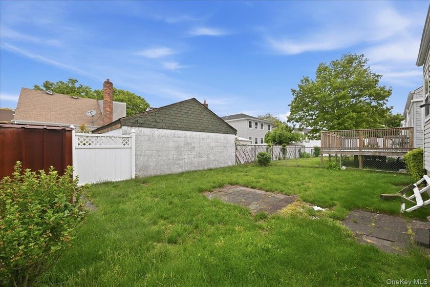 Cape Cod style detached home with 3/4 bedrooms and 1 full bath - photo 34