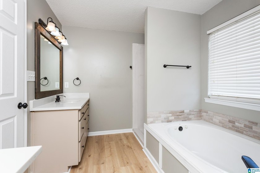 Beautifully updated 4 bedroom, 2.5 bathroom home on a large - photo 22