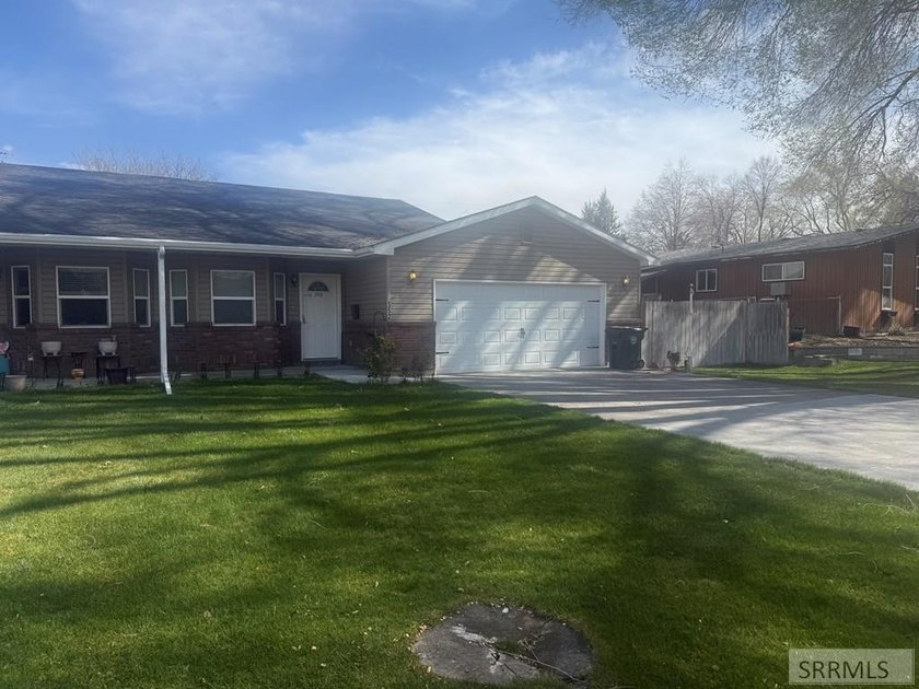 This charming 3-bedroom, 2-bathroom twin home is located in the - photo 2