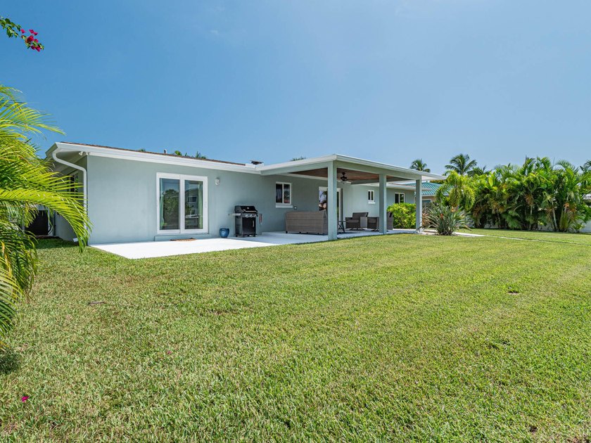 Welcome to this waterfront single-story residence in Coral Cove - photo 25