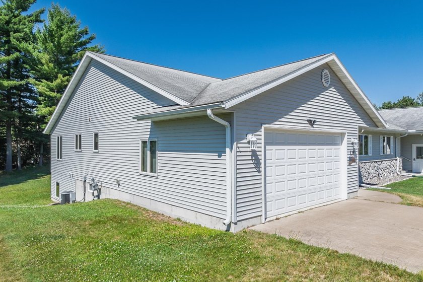 Welcome home to this 3 bedroom/3 bath home near the golf course - photo 31