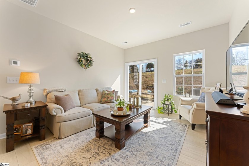 Great Greer location in Blue Ridge Cottages, right off Lake - photo 5