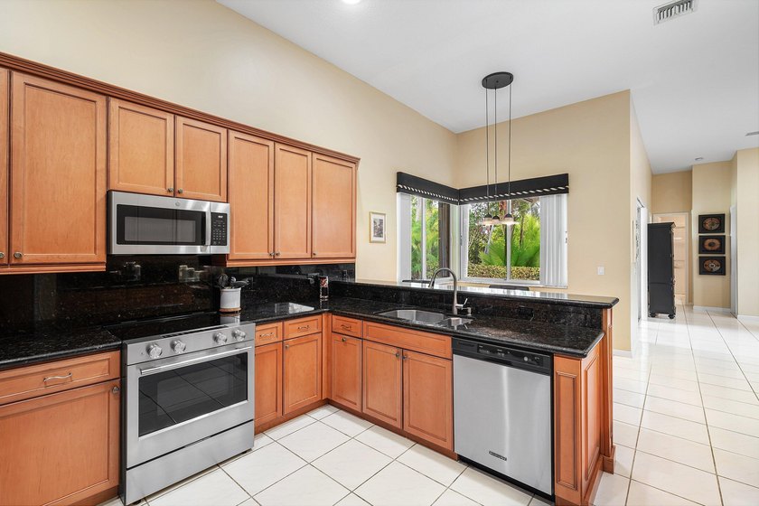 Welcome to your own private oasis. Nestled on a quiet cul-de-sac - photo 14
