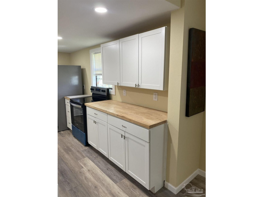 Charming and completely updated 3-bedroom, 2-bath cottage-style - photo 5