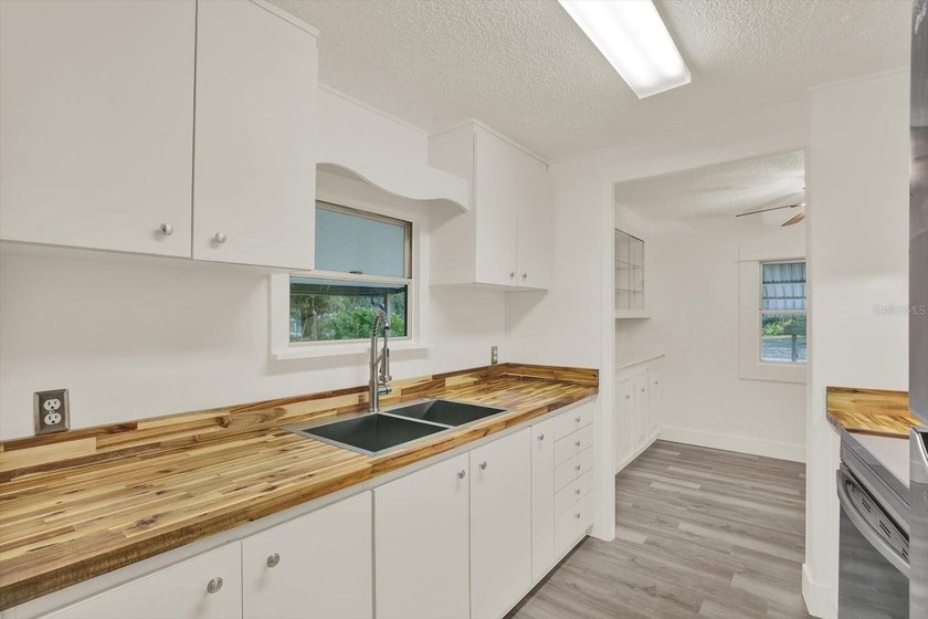 Beautifully remodeled 2 bedroom, 2 bath double-wide on its own 0 - photo 3