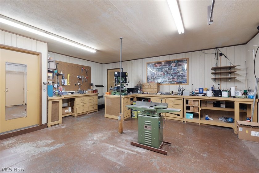 Sprawling ranch on 0.45 acres backing up to Metroparks in - photo 31