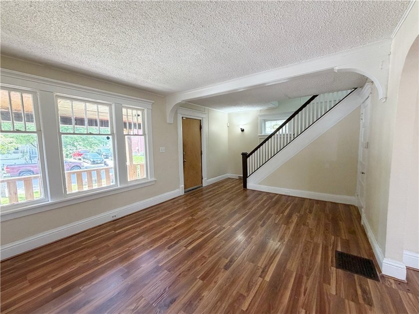Beautifully maintained Cape Cod home located on a quiet street - photo 3