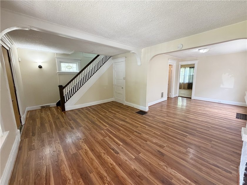 Beautifully maintained Cape Cod home located on a quiet street - photo 4