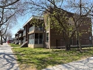 Two bedroom - 2 bath condo. Hardwood floors, enclosed screened - photo 2