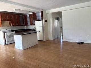 Two bedroom - 2 bath condo. Hardwood floors, enclosed screened - photo 5