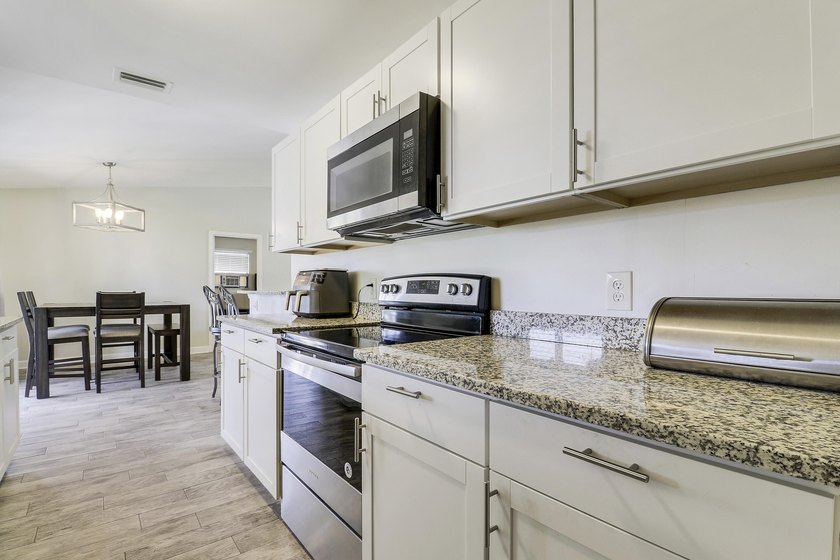 Discover this charming 2Bd, 2Ba Single Family home. Centrally - photo 11