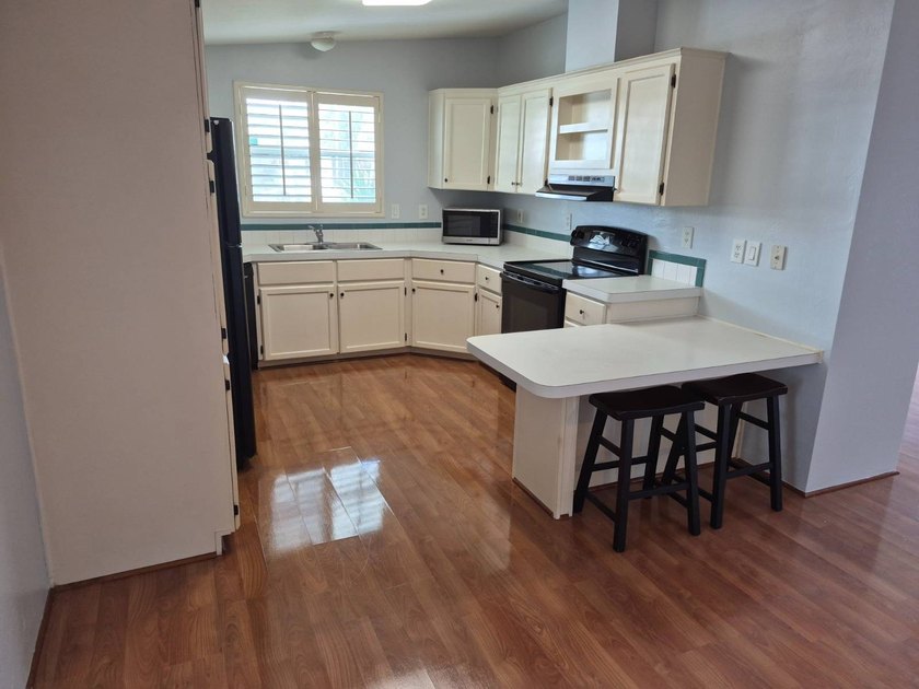 Free Golf Anyone?? This nice double wide home offers 2 bedrooms - photo 4