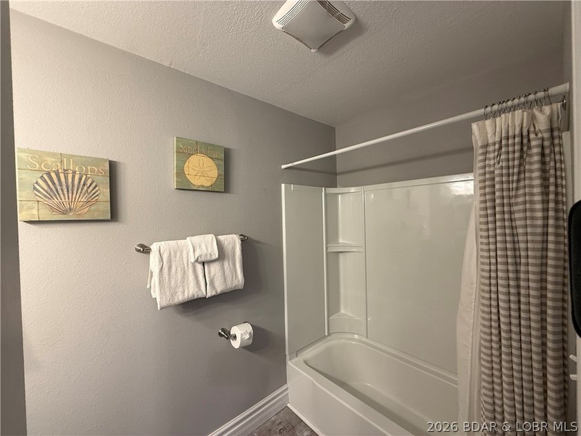 Beautifully remodeled top floor 3 bedroom 2 bathroom move-in - photo 22