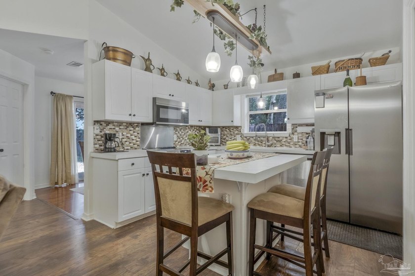 Bright, open, and ready to welcome you home! This 3-bedroom - photo 7