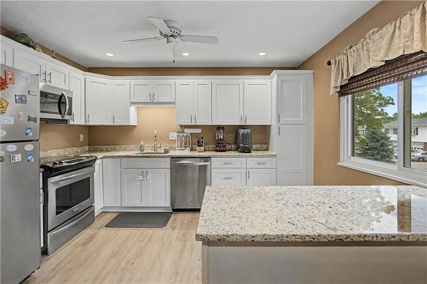 Welcome home to this beautifully maintained 2-bedroom, 2-bath - photo 11