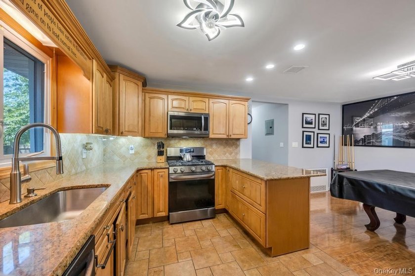 Charming 4-bedroom, 1-bath ranch situated on a tremendous - photo 12