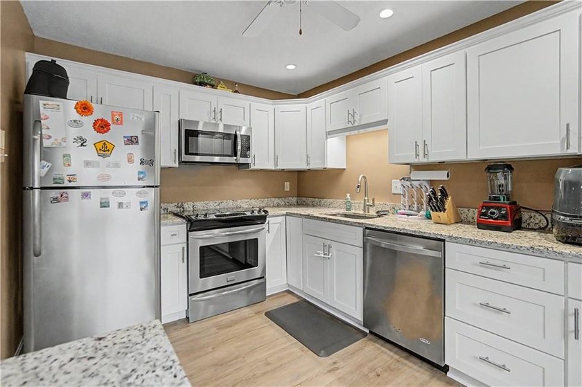 Welcome home to this beautifully maintained 2-bedroom, 2-bath - photo 12