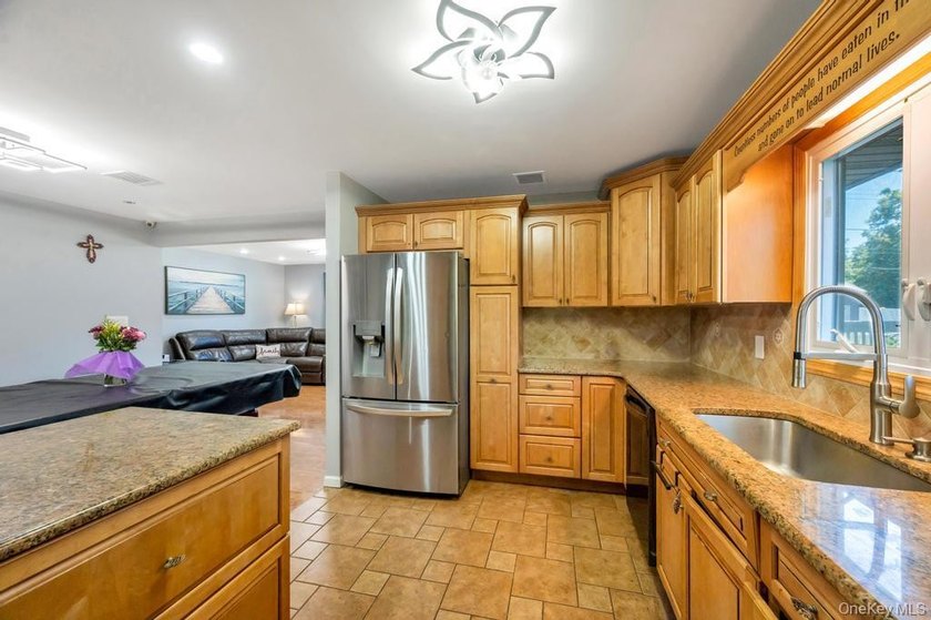 Charming 4-bedroom, 1-bath ranch situated on a tremendous - photo 13