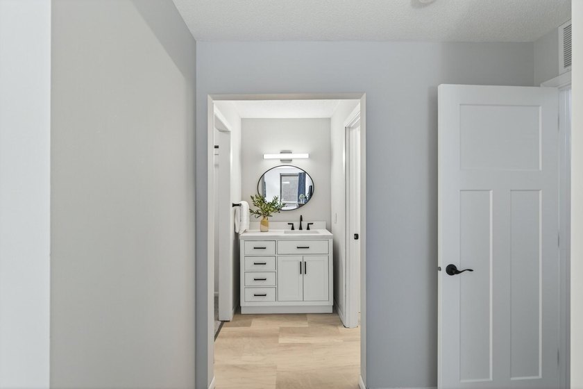 Resort style living in Edina West! This 2 bedroom &amp; 2 bathroom - photo 15