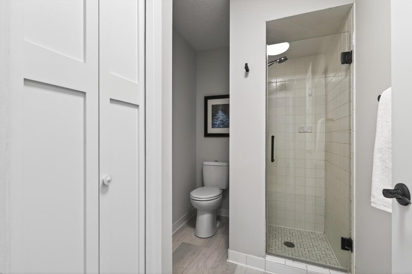 Resort style living in Edina West! This 2 bedroom &amp; 2 bathroom - photo 16