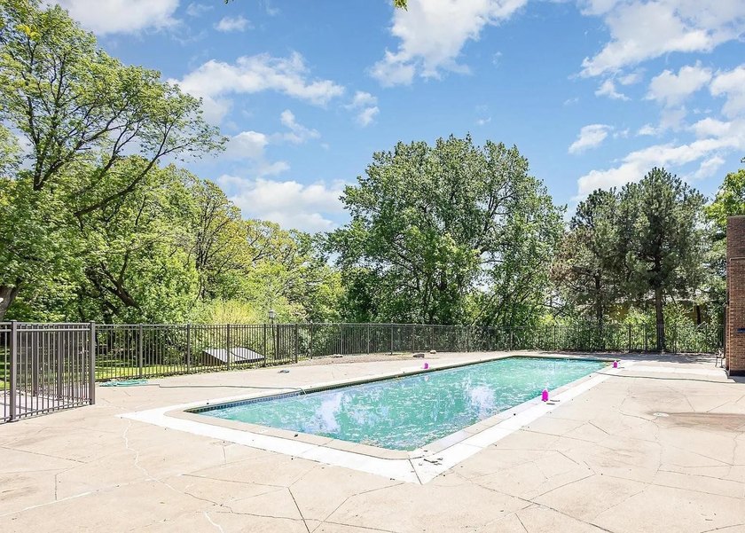 Resort style living in Edina West! This 2 bedroom &amp; 2 bathroom - photo 26