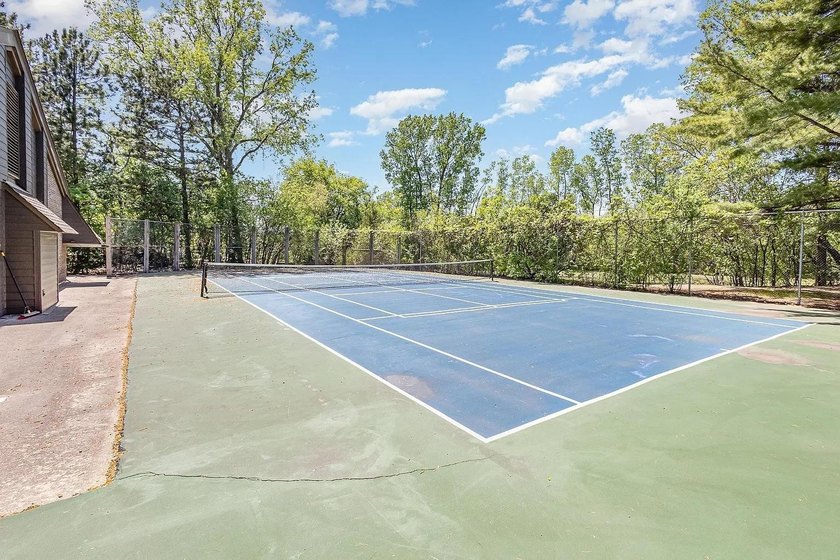 Resort style living in Edina West! This 2 bedroom &amp; 2 bathroom - photo 28