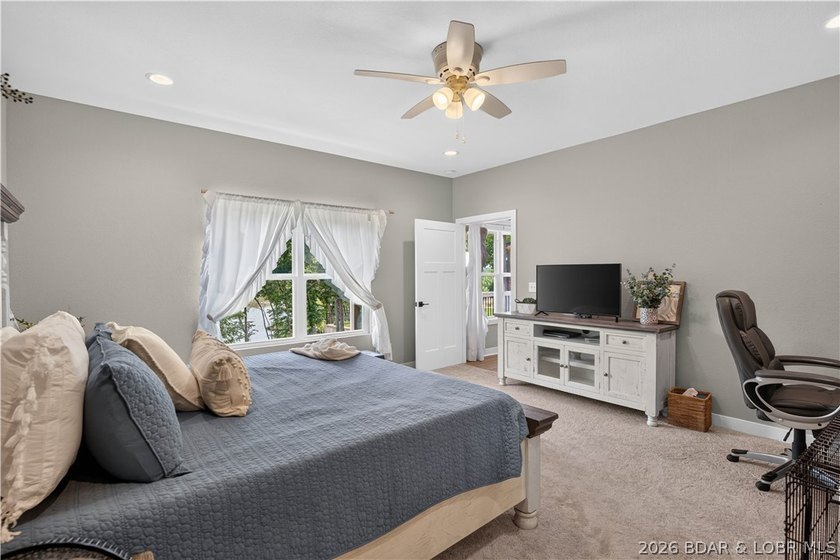 Enjoy waterfront living in this stunning 4-bedroom, 2.5-bath - photo 36
