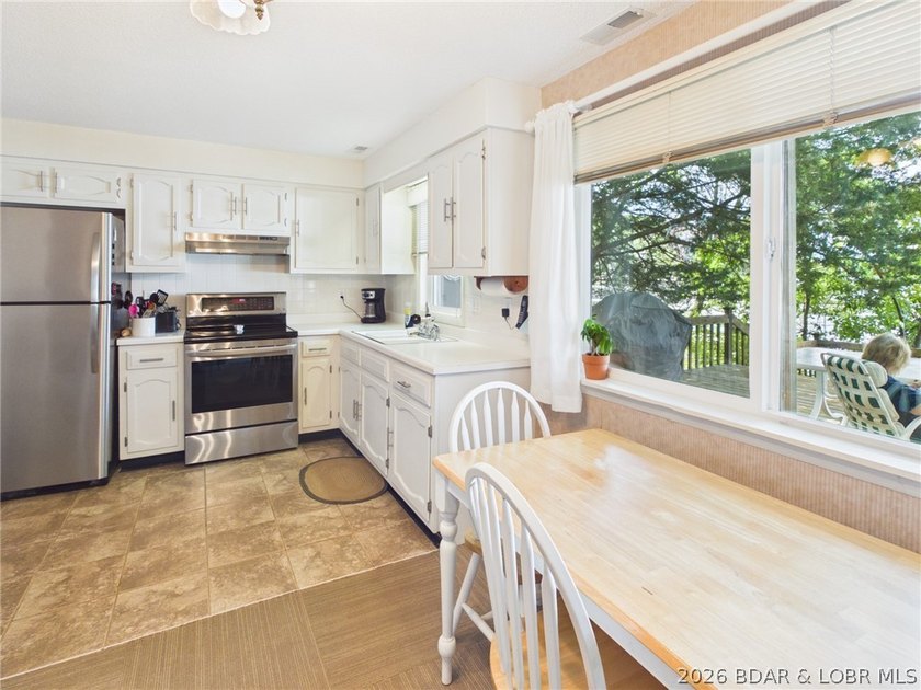 Welcome to your perfect turnkey lake front getaway, this well - photo 17