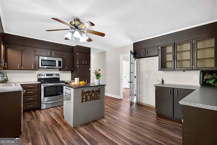 Spacious living with incredible entertaining features in a - photo 17